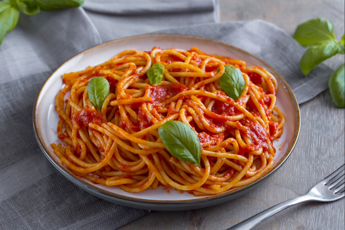 Как выглядит спагетти. Спагетти Аль Помодоро. Паста Аль помидоро. Спагетти наполетано. Спагетти с соусом Помодоро и базиликом.